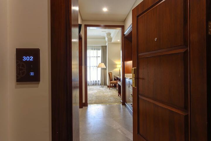 Room 26 of 100