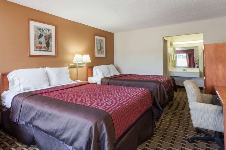 2 Queen Beds (4 of 4)