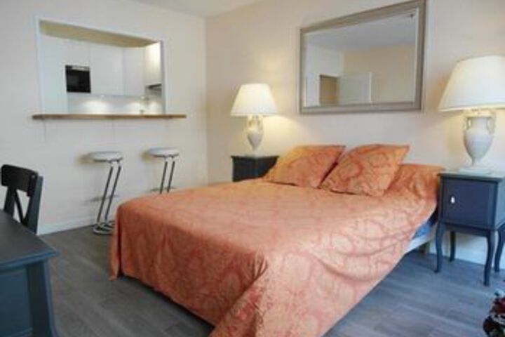 Room 10 of 14