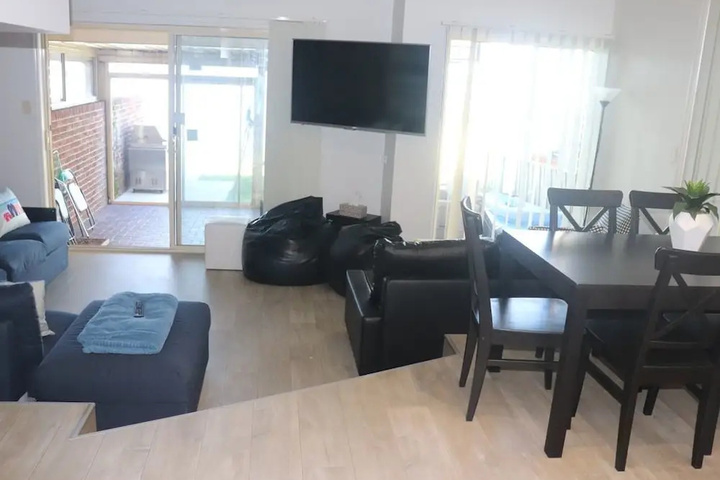 Room 2 of 7