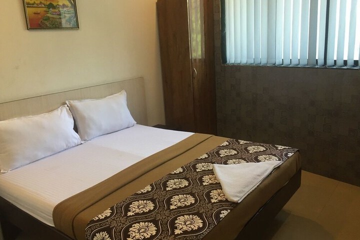 Room 6 of 12