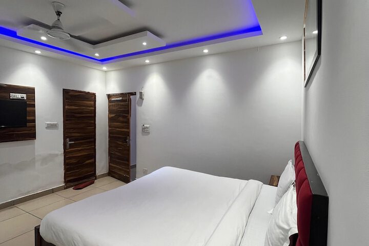 Room 6 of 16
