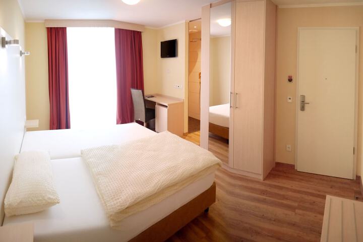 Room 3 of 28