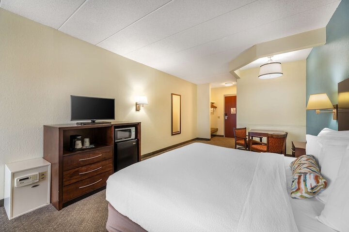 1 King Bed High Speed Internet Accessible Microwave and Refrigerator, Coffee Maker Full (4 of 7)