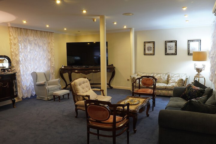 Room 10 of 14