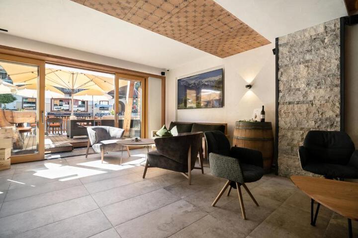 Lounge 8 of 23