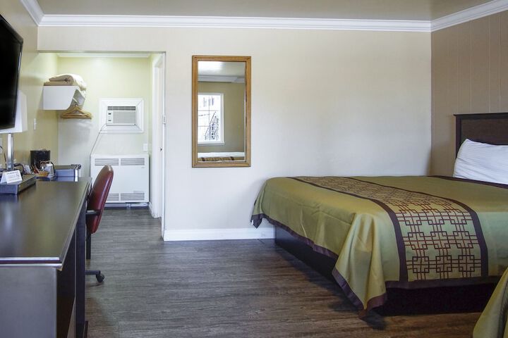 Room 33 of 90