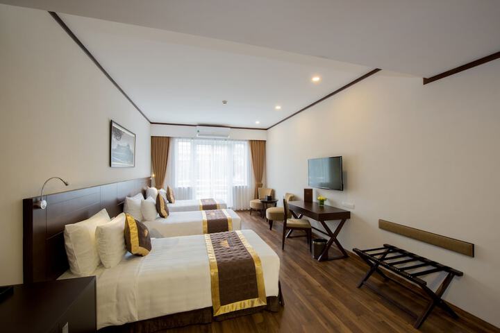 Room 4 of 100