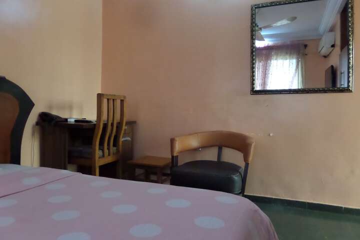 Room 13 of 33