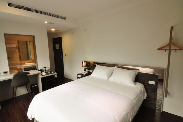 Room 11 of 77