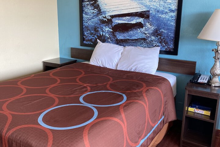 1 Queen Bed (3 of 7)