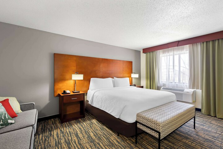1 King Accessible Comm Assist Bathtub Microwave, Refrigerator Full Breakfast (22 of 33)