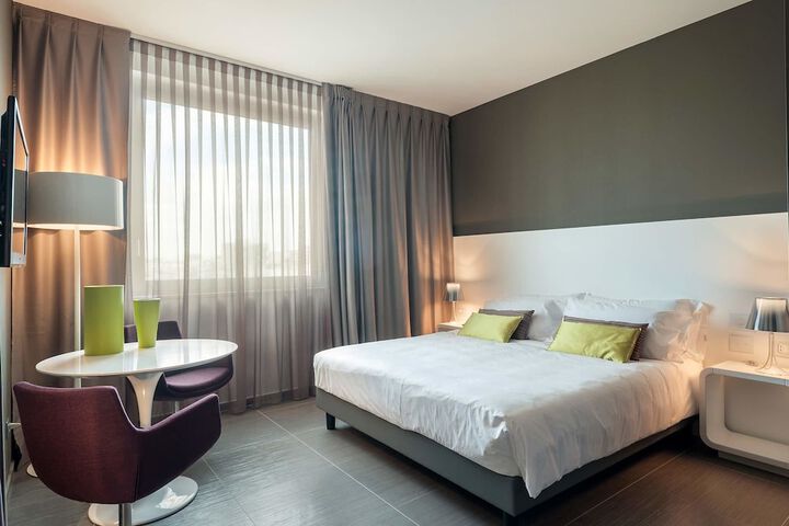 Room 10 of 76