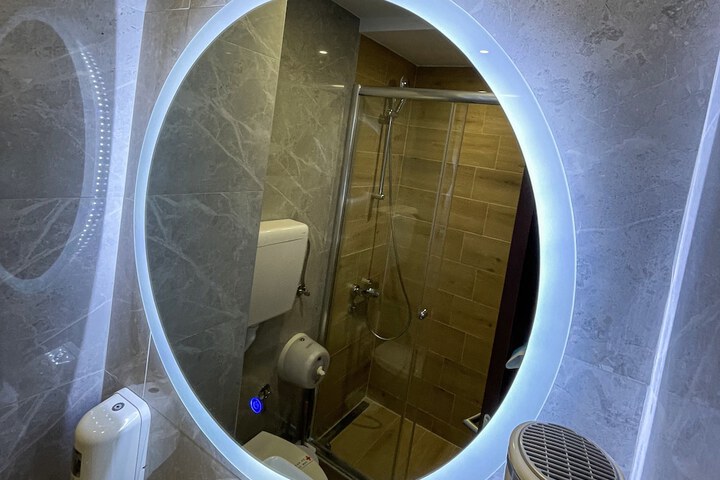Room 17 of 28