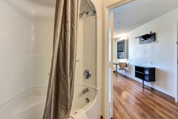 1 Queen Bed (4 of 16)