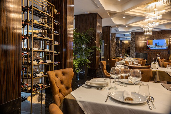 Dining 40 of 51
