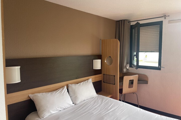 Room 28 of 69