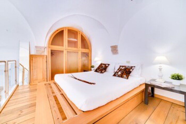 Room 9 of 24