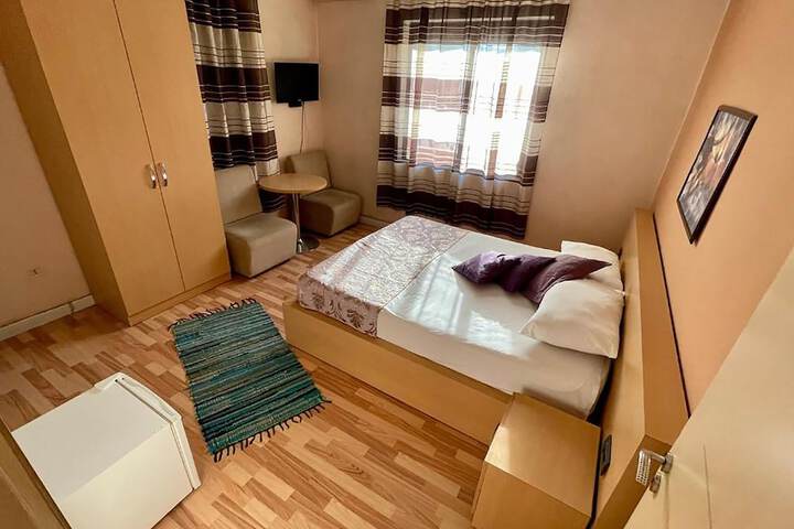 Room 4 of 8