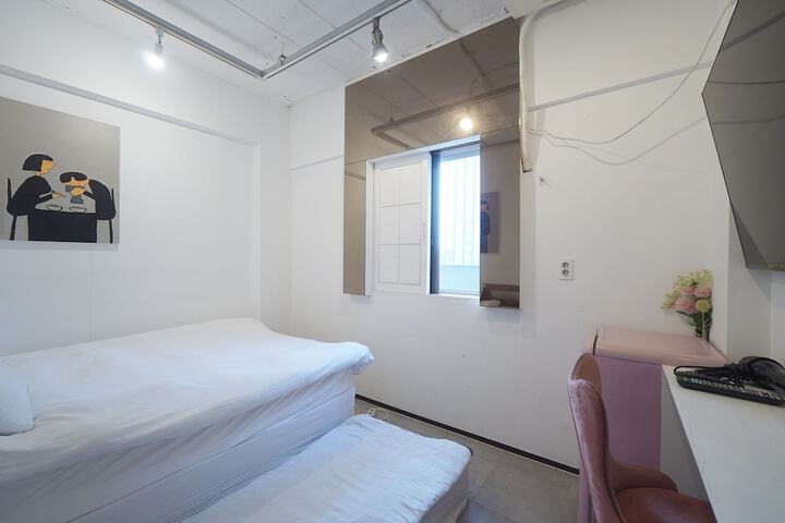 Room 22 of 43