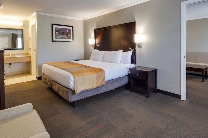1 King Bed (2 of 11)