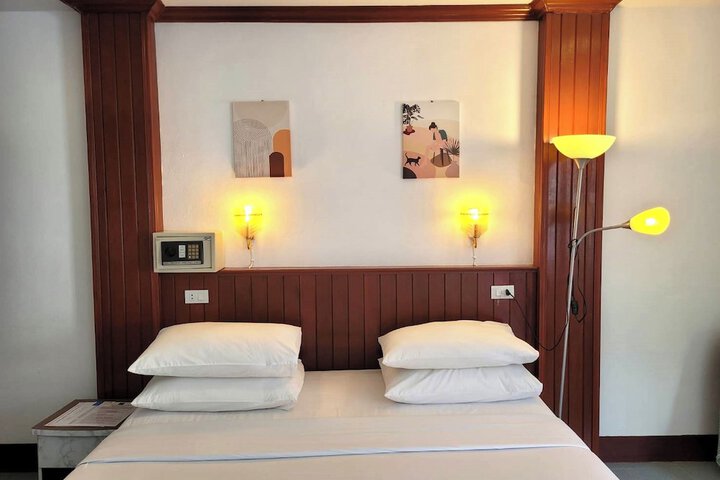 Room 32 of 208