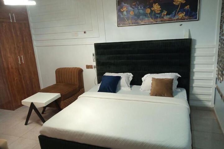 Room 5 of 34