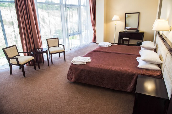 Room 4 of 42