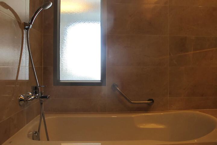 Deep soaking bathtub