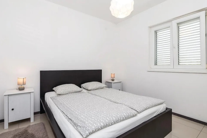 Room 5 of 16