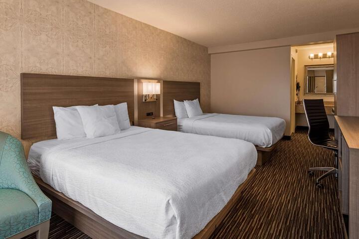 2 Double Beds Work Desk Easy Chair Microwave and Refrigerator WiFi Continent (4 of 11)