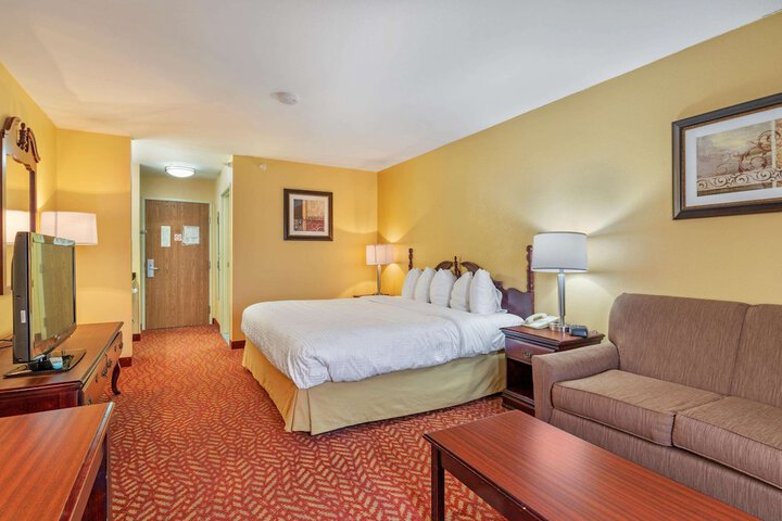 1 Queen Accessible Bathtub Microwave, Refrigerator WiFi Full Breakfast (7 of 15)