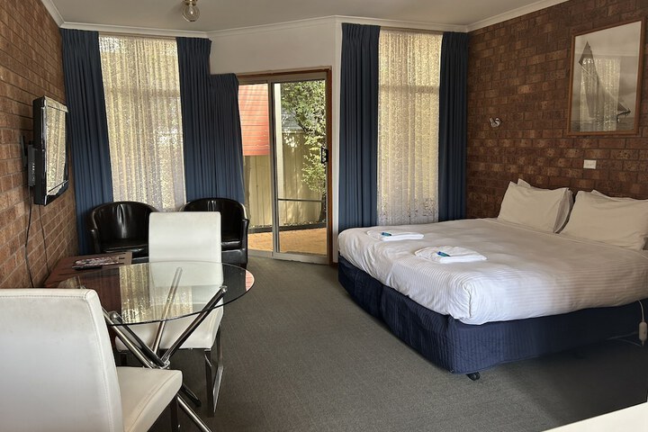 Room 2 of 24