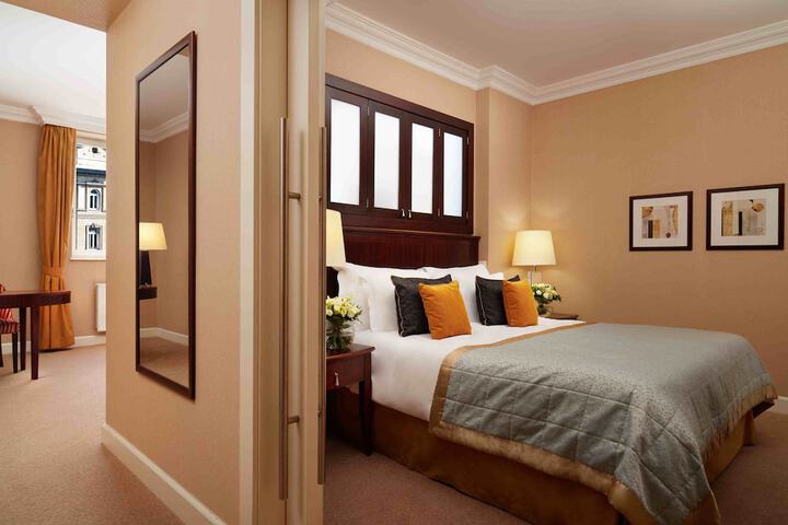 Room 32 of 80
