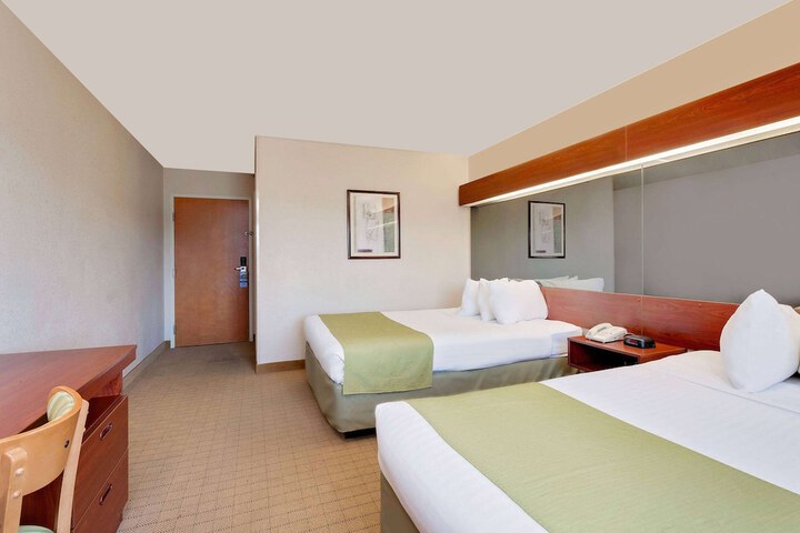 1 Queen Bed (1 of 14)