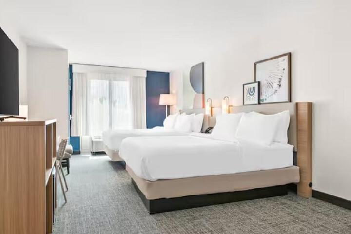 2 Queen Beds (8 of 13)