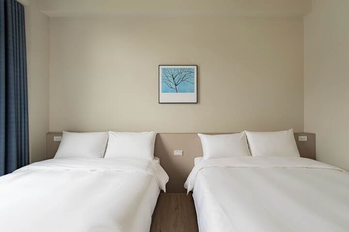 Room 10 of 32