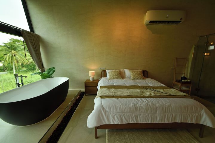 Room 102 of 125