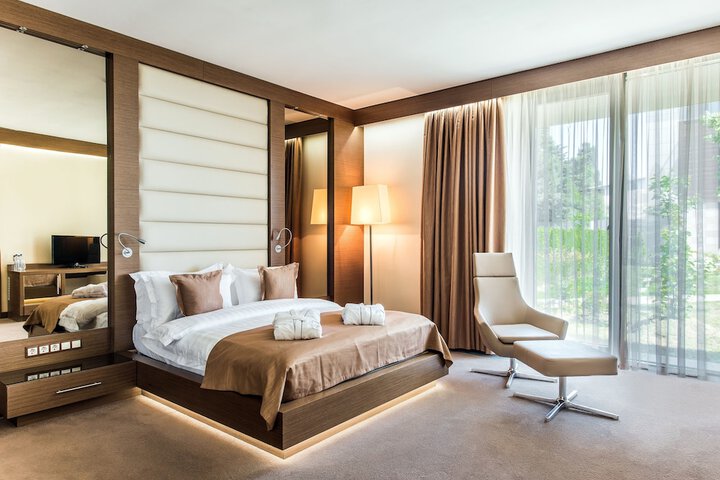 Room 5 of 44