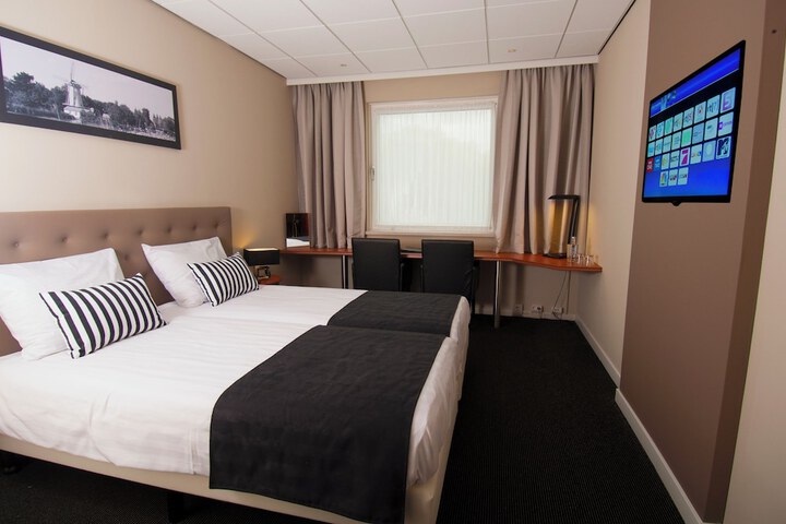 Room 8 of 34
