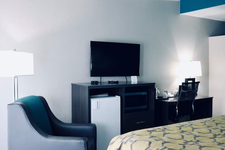 1 King Bed (2 of 15)