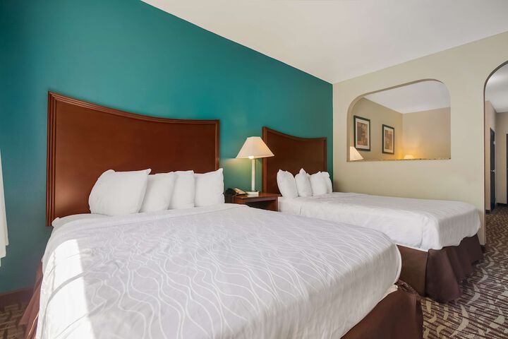 2 Queen Beds Larger Room High Speed Internet Accessible Microwave and Refrigerator, Coffee Maker Full Breakfast (2 of 9)
