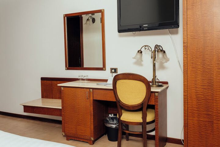 Room 33 of 185