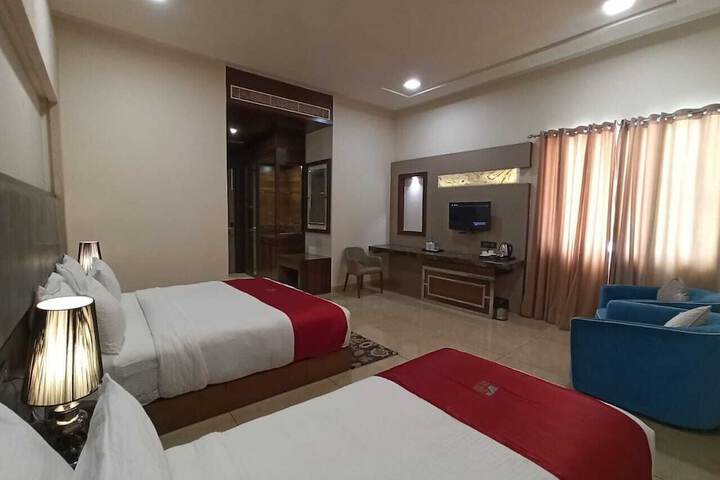 Room 5 of 10