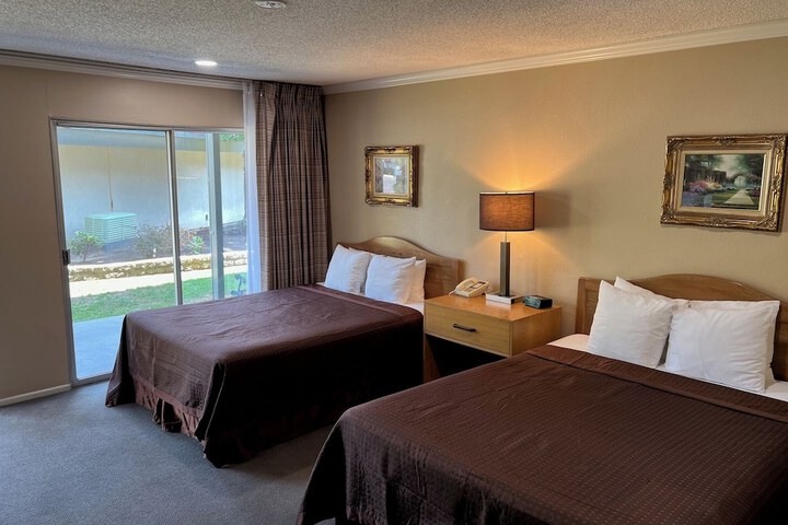 2 Queen Beds (13 of 24)