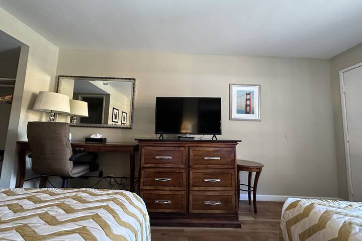 2 Queen Beds (10 of 18)
