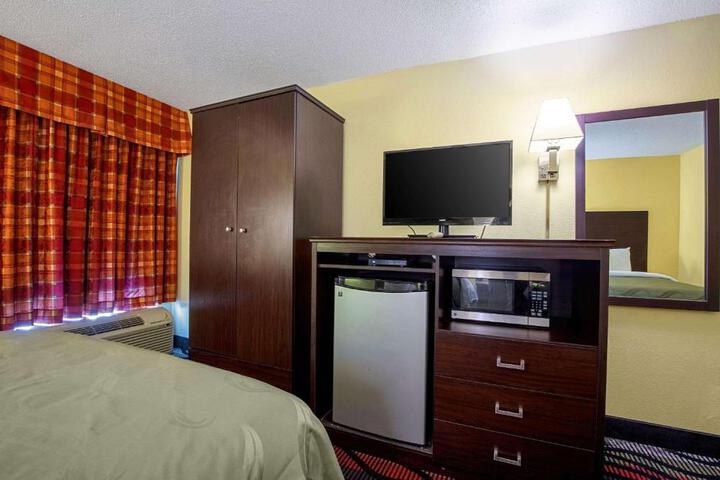 2 Queen Beds (1 of 8)