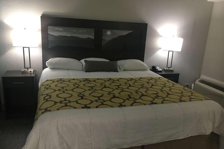 1 King Bed (4 of 15)