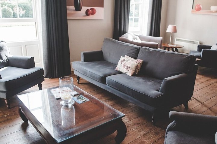 Lounge 102 of 106