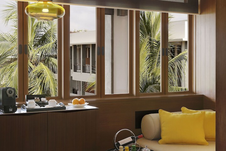 Lounge 11 of 39